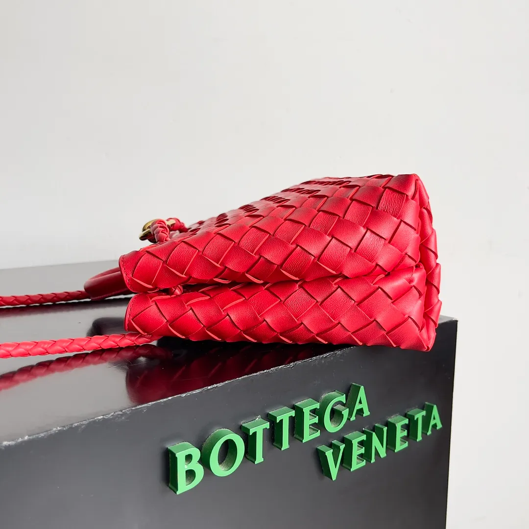 The 2023 new Andiamo batch of 1860 BV has been shipped‼ ️Really popular🔥The new Andiamo woven handbag launched by Bottega Veneta this season is really popular all over the world! ! Celebrities at home and abroad have worn it, and Oscar-winning actress Michelle Yeoh has taken it out on the street. Song Jia, Trai Yara, Yu Feihong, Sanji Ayaka, Rosie Hunting-Whiteley, Yoshioka Riho, etc. have all picked up this bag. It is classic and versatile, showing off its temperament, and the bag capacity is also large, which is very convenient for daily commuting! ! A variety of carrying methods, the shoulder straps can be adjusted by yourself, the original lambskin feels soft and delicate, and the neutral style is made to break gender boundaries and bring a more practical and longer-lasting use experience. Andiamo, which has both elegant and casual styles, perfectly interprets the true appearance of "fashionable old money style". Style number: 743568 Size: 25*22*10.5cm